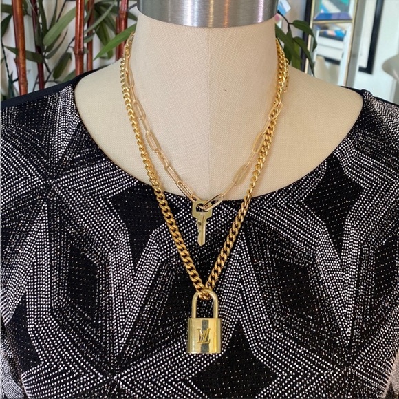 AUTHENTIC LV LOCK 🔐 N KEY CHAIN SET🔐 - Picture 1 of 1